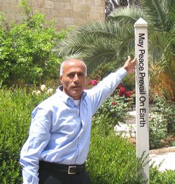 Mordechai Vanunu im Garten der Skt. Georg Kirche