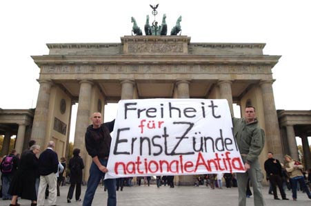 Detlef Nold und Peter Tpfer vor dem Brandenburger Tor in Berlin
